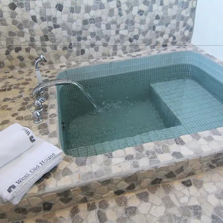 West Old House Проживання в сім'ї