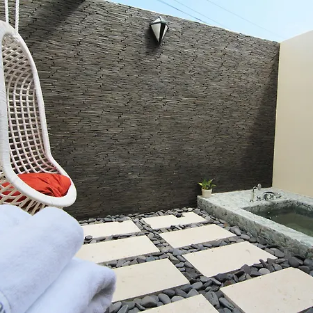 West Old House Homestay *