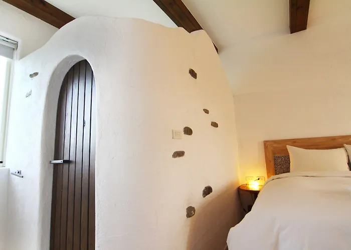 West Old House Homestay *